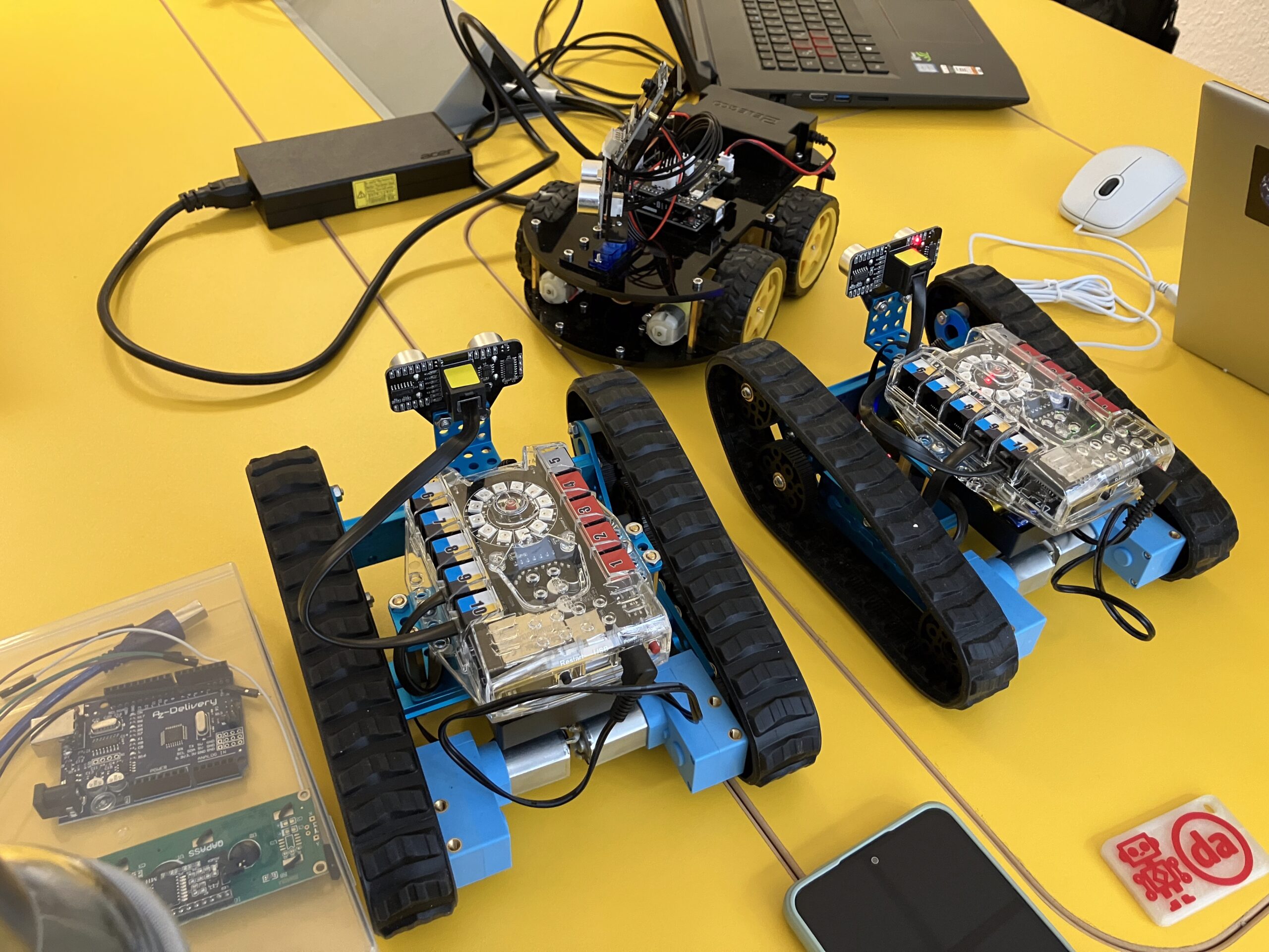 Zwei Lehrerinnen schauen auf einen Laptop