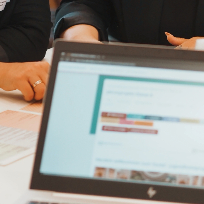 Zwei Lehrerinnen schauen auf einen Laptop